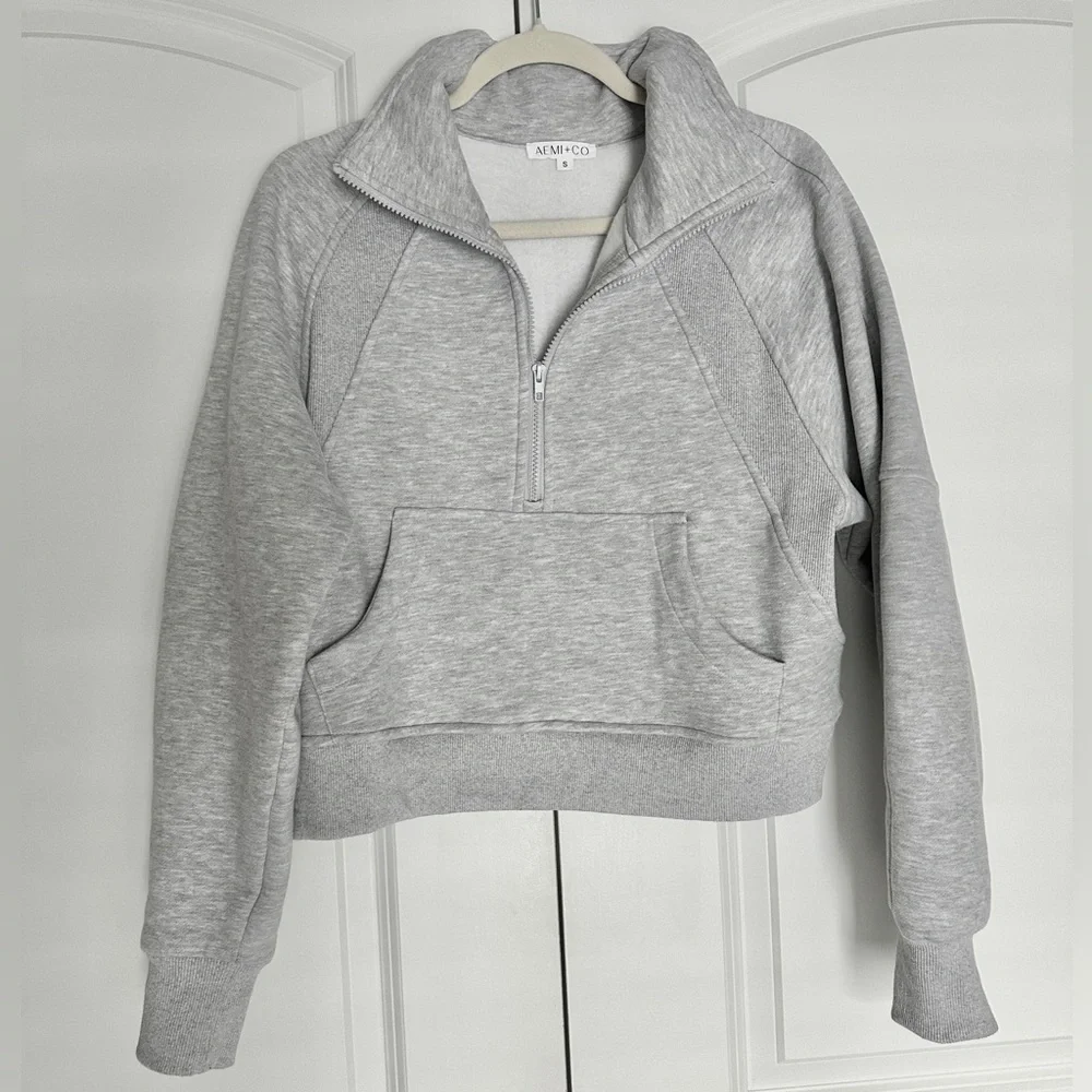 AEMI + CO Light Gray Dove Funnel Neck Half Zip Activewear Crop Sweatshirt - Picture 1 of 9